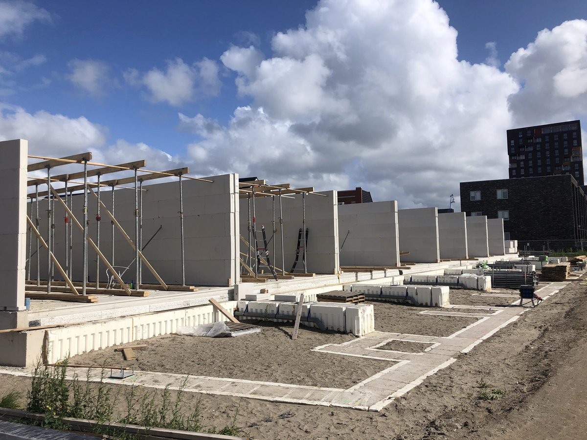 CLooij's tweet photo. We zijn nog geen twee weken onderweg na de bouwvak maar het resultaat mag er weer zijn! Steiger blok 9 gedemonteerd. #siw. Lijmwerk nieuwe fase in volle gang #vanheteren. #waal https://t.co/8rn7I9xmRx