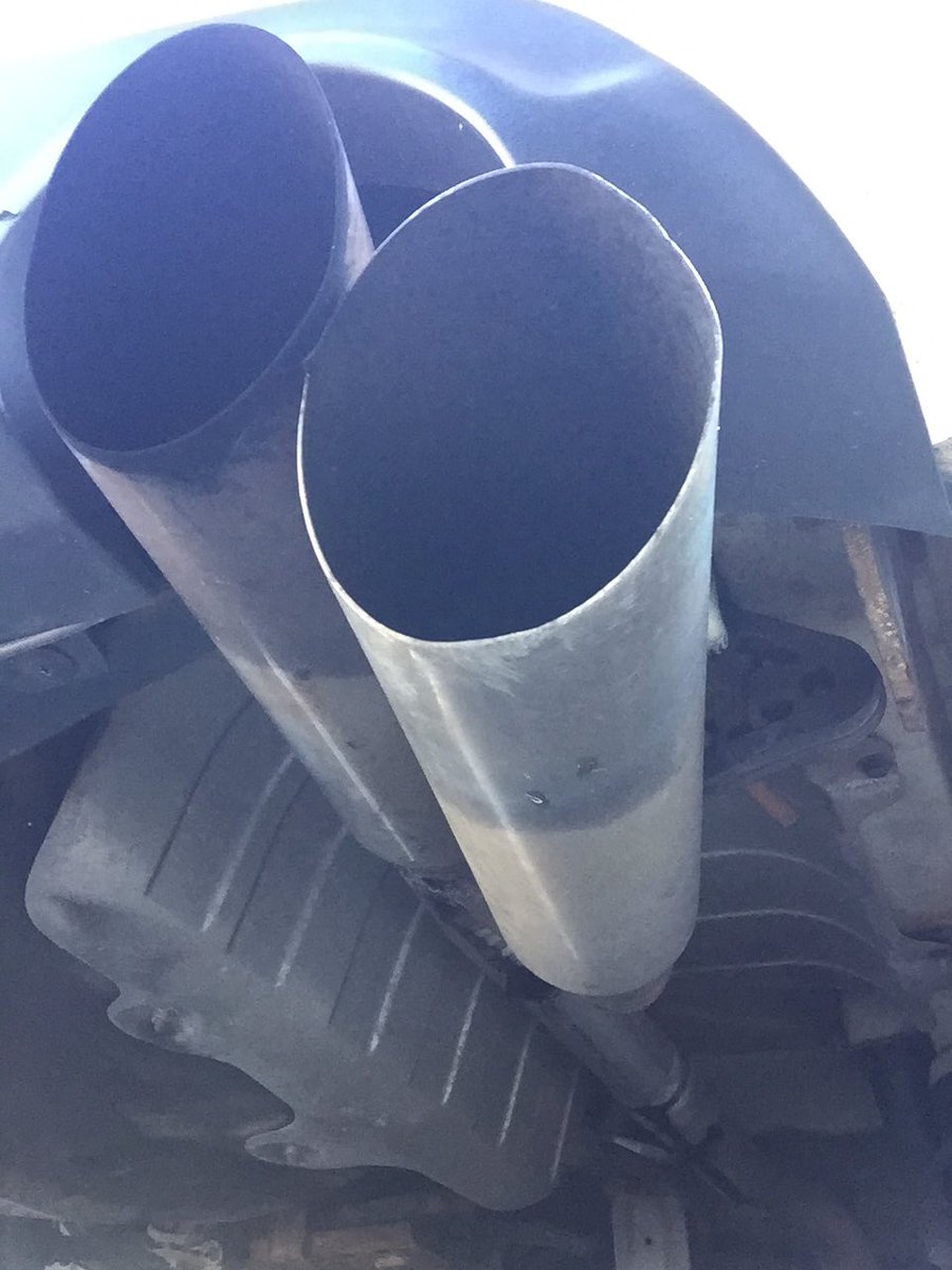 CstTaraso9345's tweet image. G2 Driver going 79km/h in a 50km/h zone infront of @TABTigerLife school  on Rebecca #Oakville. Driver not wearing a seatbelt, no muffler and obstructed windshield. Driver charged accordingly. #ProjectSafeStart