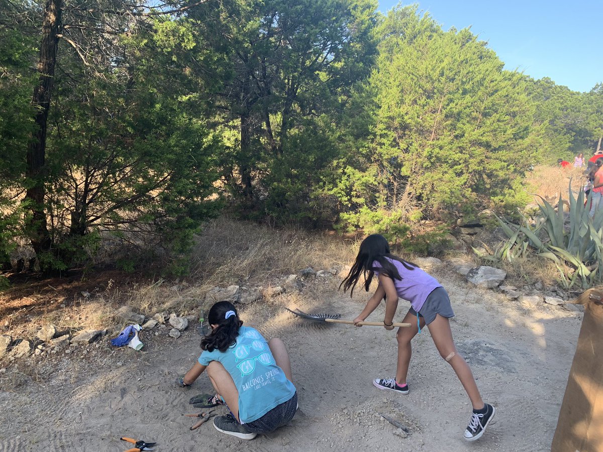 MpedrazaRRISD's tweet photo. 5th graders doing maintenance on the @LME_Lions preserve. Team Sparkstro! https://t.co/Fbd9zo9HwT