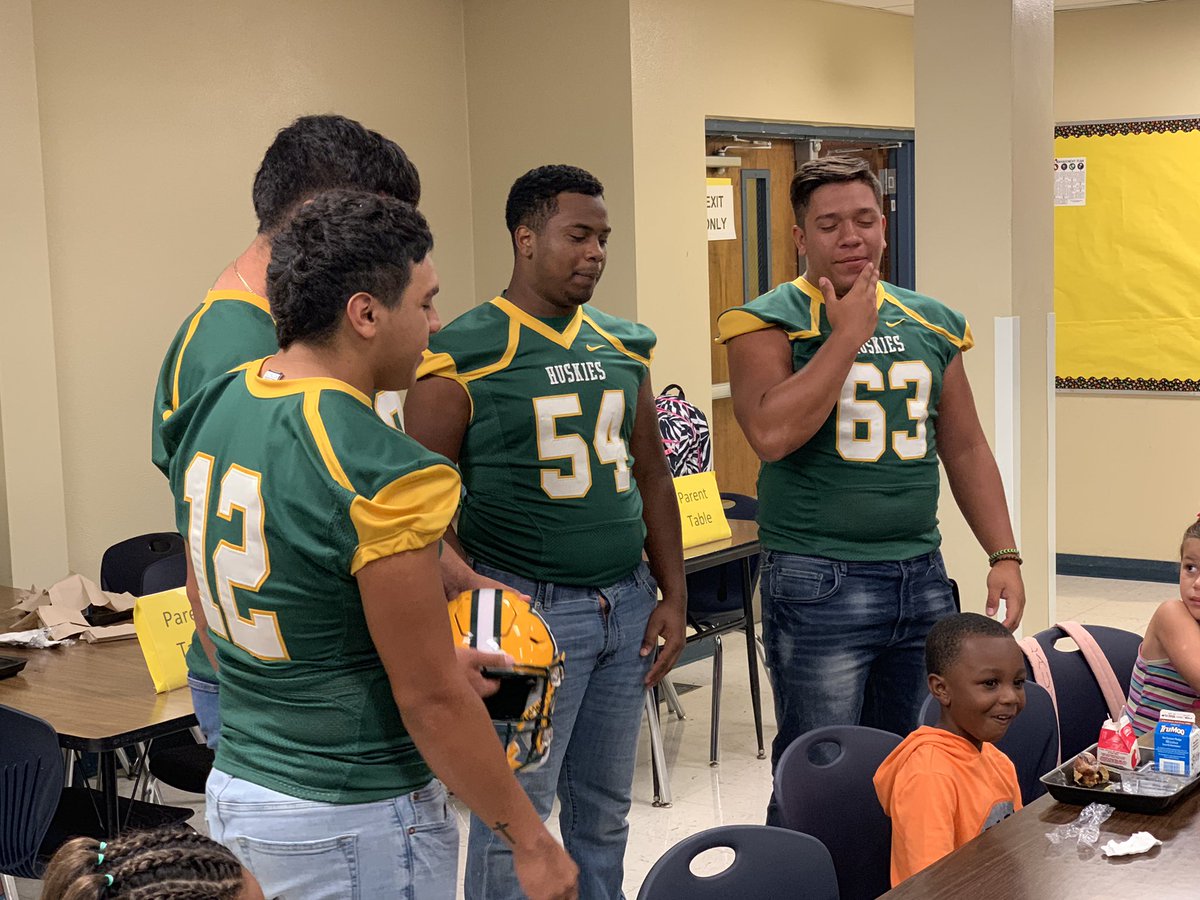 HolmesHuskyFB's tweet photo. Husky Football had a great time this morning at Colby Glass Elementary. Lil’ Huskies got to meet some of our student athletes. It’s a great day to be a Husky. @NISDGlass @NISDHolmes #HuskyNation https://t.co/0U3ra4ncxs