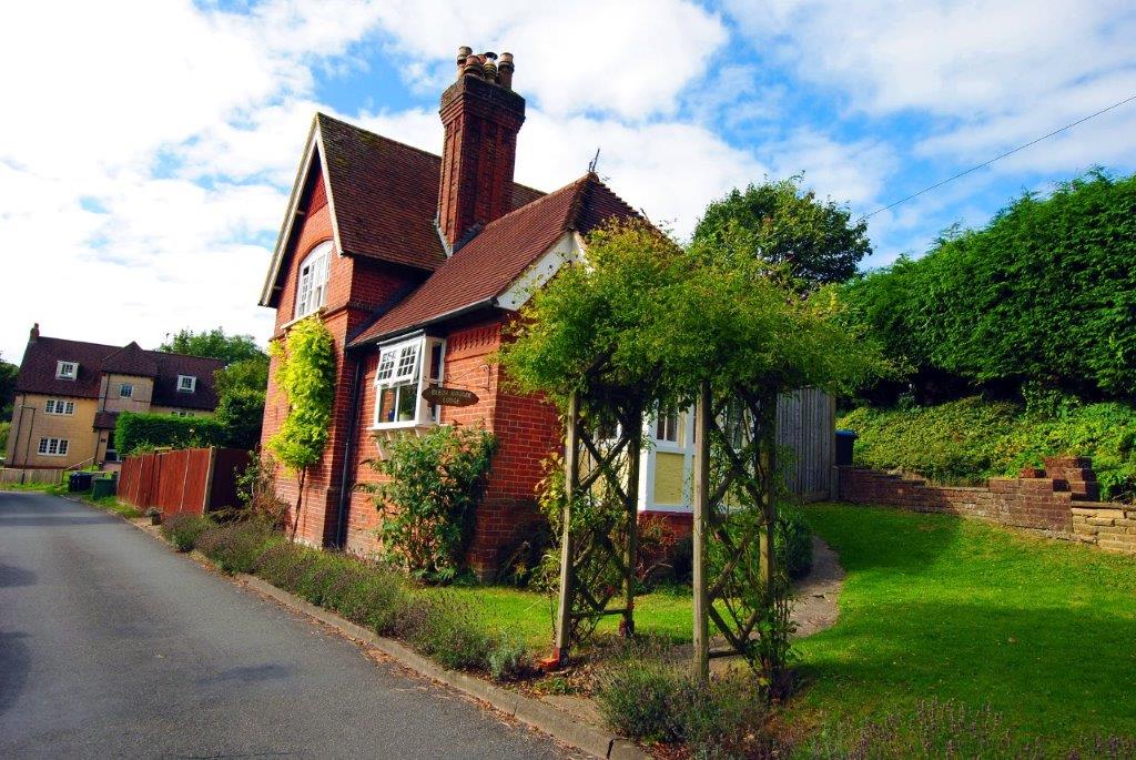JBandMYestate's tweet photo. Rare opportunity to purchase this charming 2-bedroom detached Victorian cottage with many original features. Viewing highly recommended 01737 551111 https://t.co/S4Oe3uv6DX #JBMY #Caterham #Cottage https://t.co/a8McTGCzwm