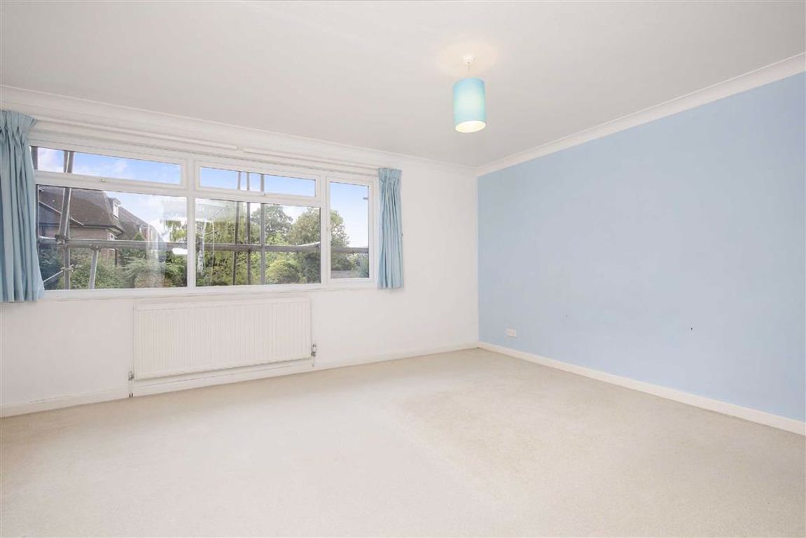 A large first floor floor two bedroom apartment in highly regarded Christchurch Park, with garage, a long lease (999 years) with share of freehold, double glazed and with gas central heating. bit.ly/2NQf7wE