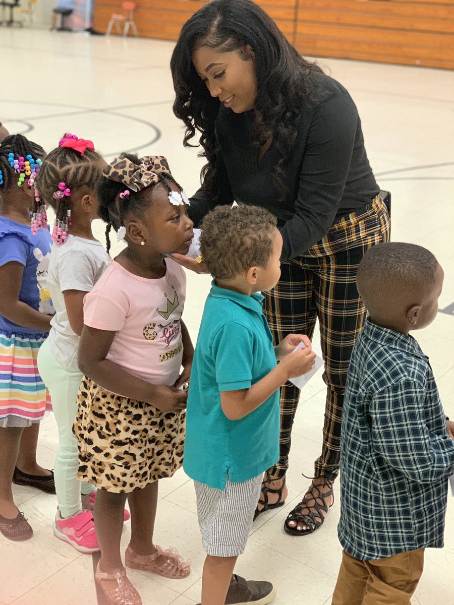 😁It’s PictureDay 📸 at the Nest🦅 Ms. Jackson is making sure that the PreK babies are #PictureReady #WhenTheyLookGood #WeLookGOOD 👏 #SouthBEST🦅@suptking