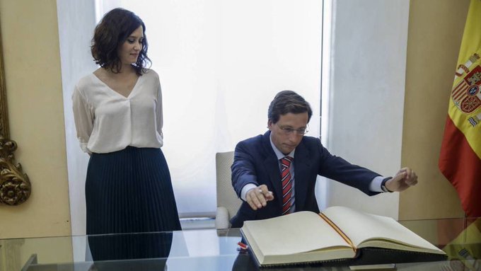 ¡El Libro Gordo te enseña
El Libro Gordo entretiene
Y yo os digo contenta
Mira este, qué carapolla tiene!