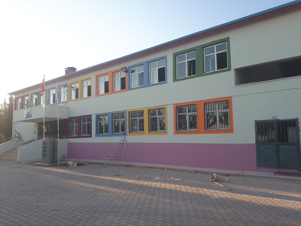 BukdereO's tweet photo. Okulumuzun dış cephesi ve tüm sınıflarıni boyayıp temizleyerek egitim ogretim yilina hazir hale getirdik. Emegi gecen ogretmenlerinize tesekkur ederiz.
@BircanCihan @MemHarran @HarranKaymakam https://t.co/qhqvgd8Tms