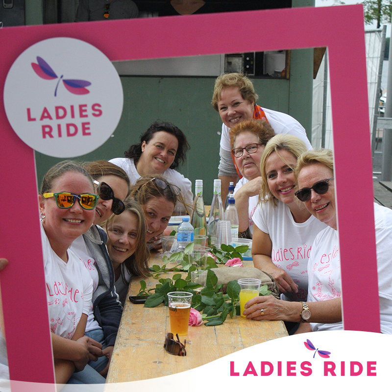 Zitten jij en je vriendinnen er op 22 september tijdens de Ladies Ride ook zo gezellig bij? Als het aan ons ligt wel! Want wij doen er deze laatste dagen nog ALLES aan om de puntjes op de i te zetten zodat we er de 22ste een onvergetelijke dag van kunnen maken met elkaar 💜