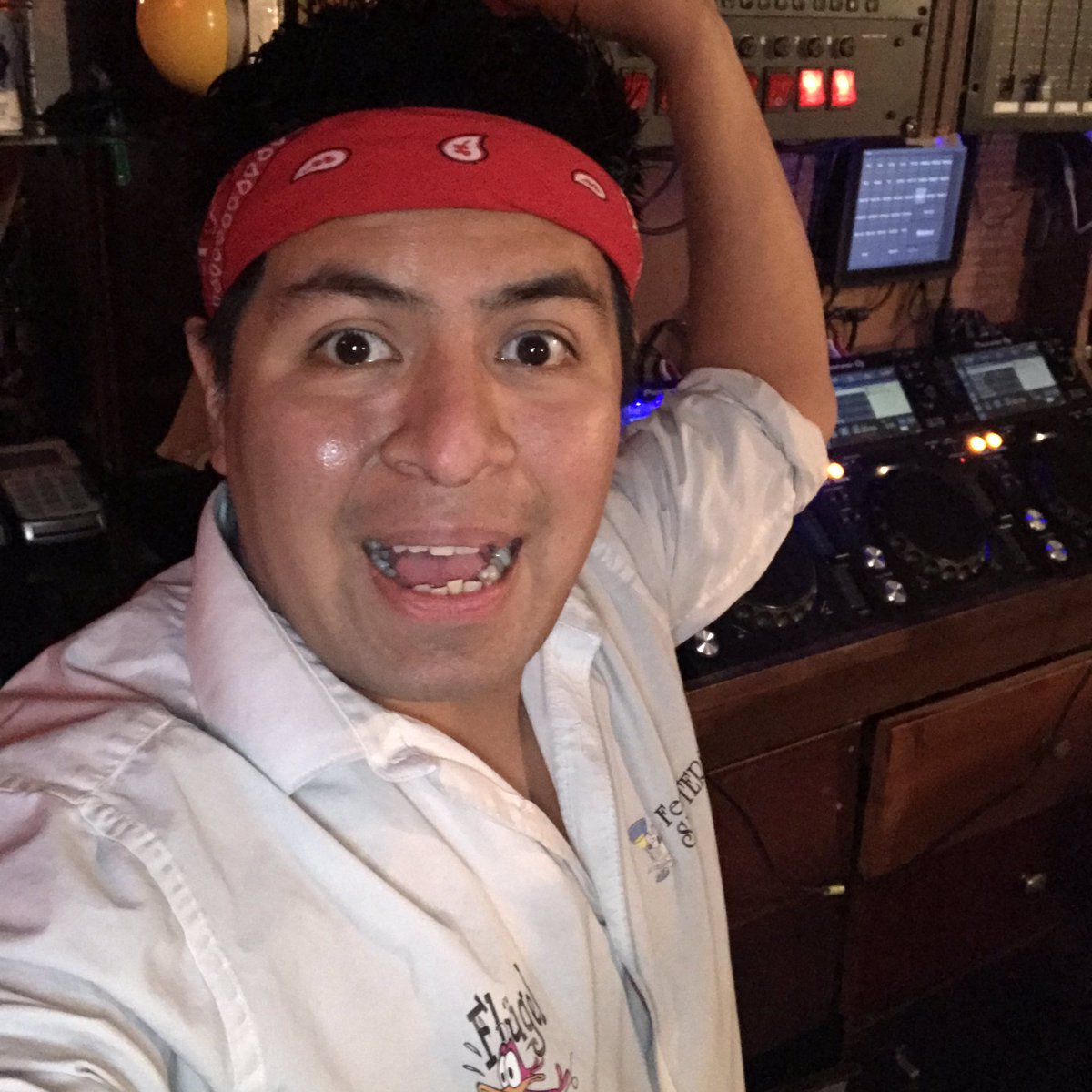 Vanavond eerst een besloten feest en dan richting de vrienden van <a href="/shootersPeper/">Shooters Groningen</a> #Groningen #HandenVoorBier <a href="/flugelnl/">Flügel</a> #EnDaarGaatWeerEenDoosjeFlügel <a href="/BPMbookings/">BPM Bookings</a>