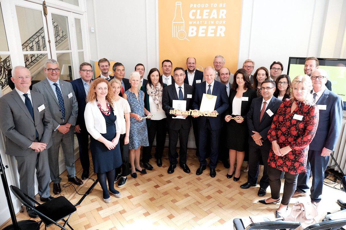 De brouwers hebben vandaag een MOU getekend met EC commissaris Adriukaitis om ingrediënten en voedingswaarden vrijwillig op bieretiketten te vermelden. Nederlandse brouwers lopen voorop. Meer dan 95 van het verkochte bier heeft die informatie.   #ProudToBeClear #NlBrouwers