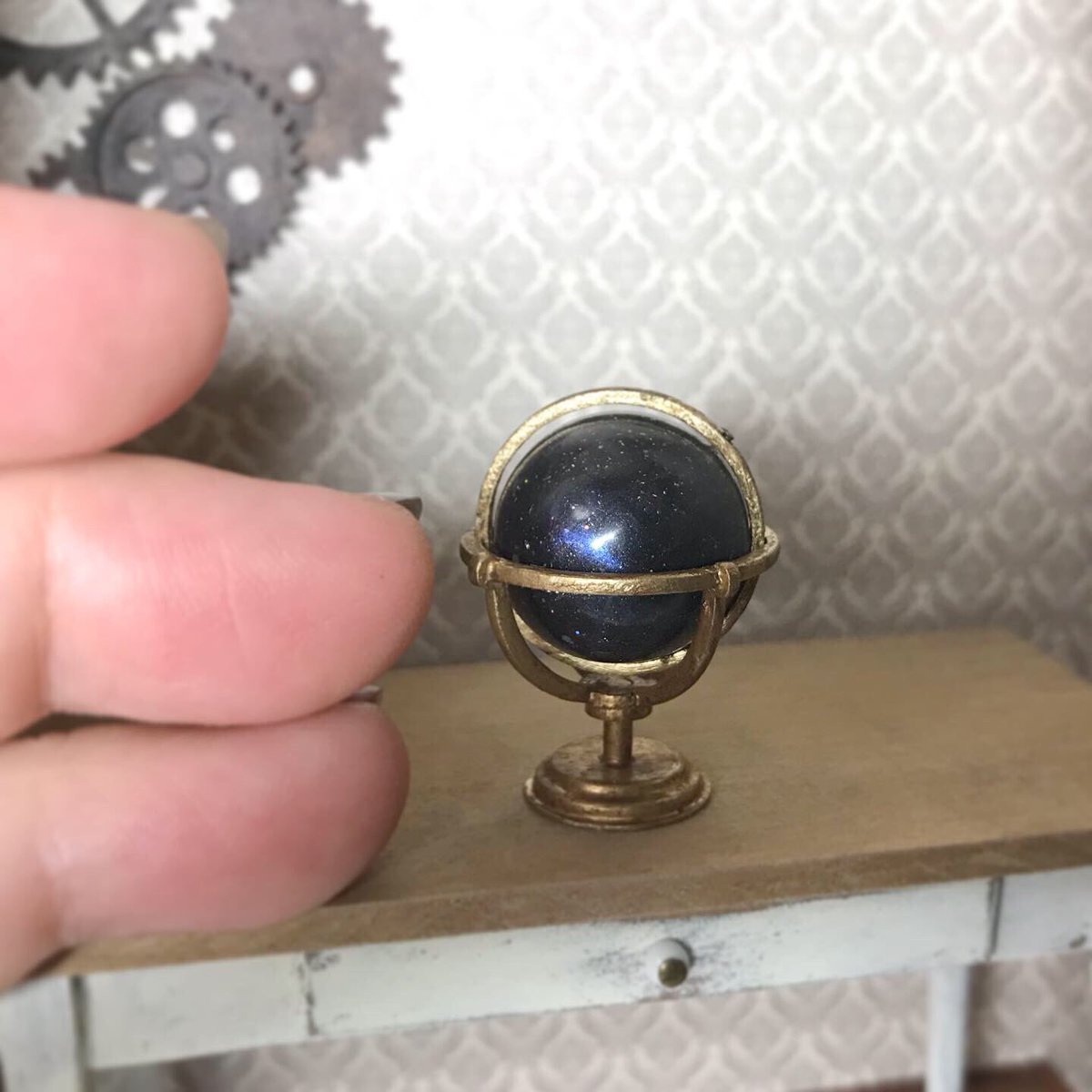 Choco Choco ミニチュア On Twitter こないだ友達に撮影してもらった 天球儀 うっすら背景の窓が映り込んでいい感じ スマホじゃここまで近づいて撮影できないので やはりマクロレンズ欲しいな ミニチュア ドールハウス Chocochocoミニチュア ミニチュア写真