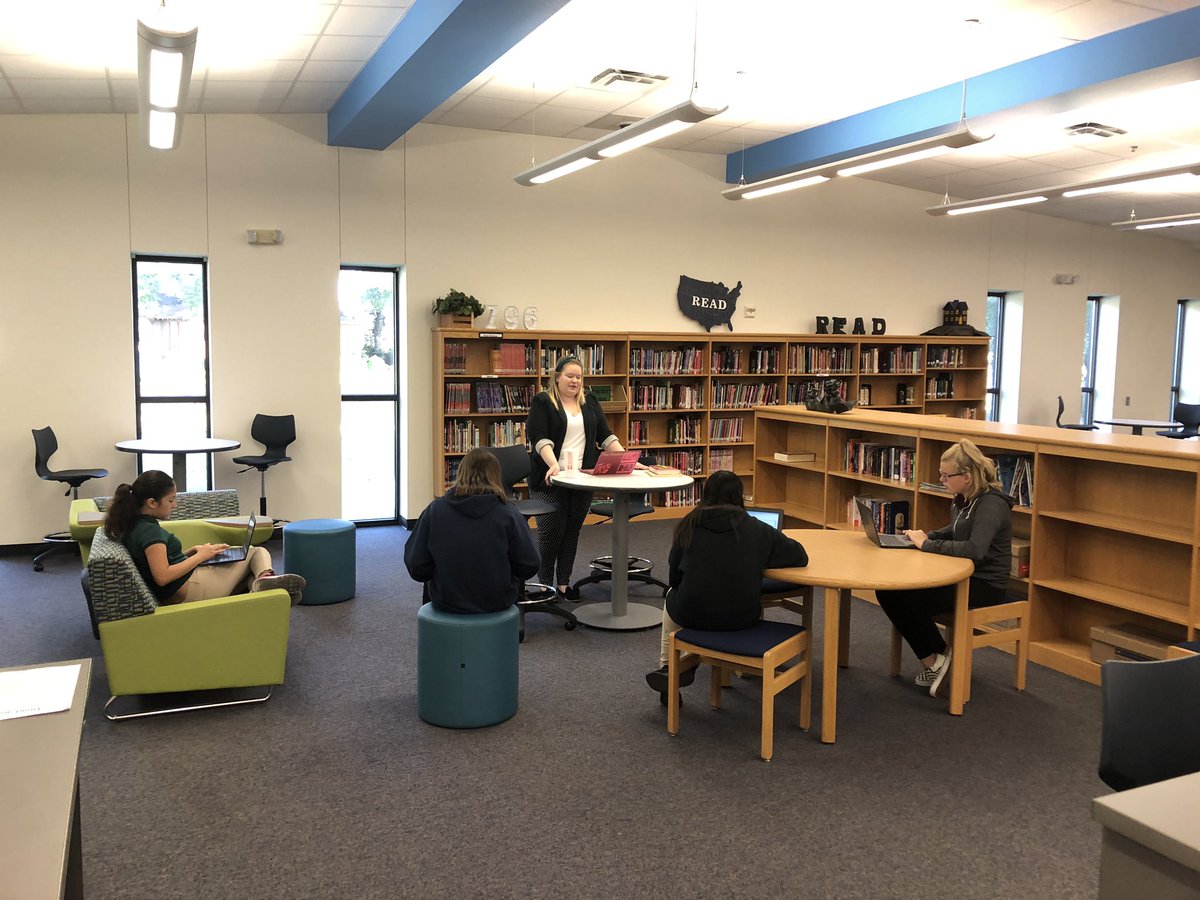 WarrenMSLibrary's tweet image. Mrs. Middlebrook is working with small groups discussing societal conformity of characters in literature this morning. #forneyreads #forneyconnects @mlmiddlebrook @mlea_smu