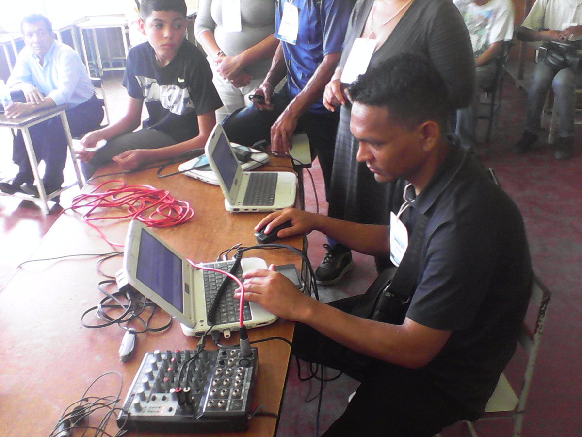laratvec's tweet photo. Campamento Multimediatico .@anmcla  Yaracuy COMUNICO 2019  @NicolasMaduro formación  dirección, Juventud y experiencia unidos en una sola voz  #AnmclaVocesdeunpuebloantiimperialista https://t.co/eEfbyDvDJt