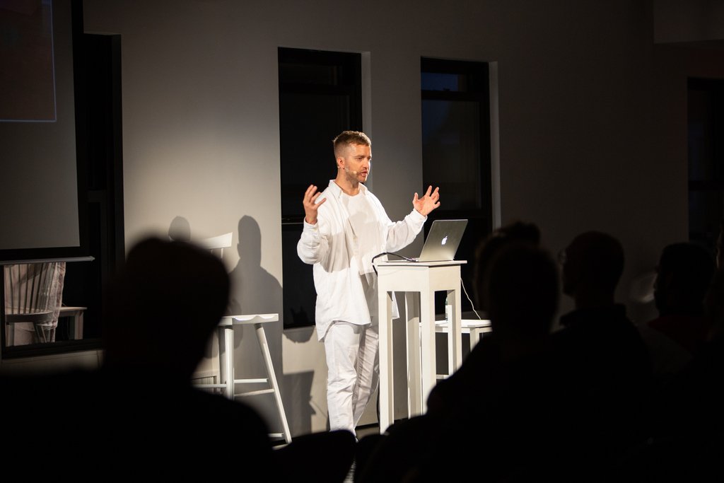 watermillcenter's tweet photo. #THROWBACK to Viewpoints with #IsabellaRossellini, #PennyArcade, #ShaneWeeks, #EddiePeake, and #DavidvanderLeer discussing art, design, and cultural identity this summer at our East End campus.
(📷: Chloé Bellemère) #WatermillCenter https://t.co/2uswtnorQm