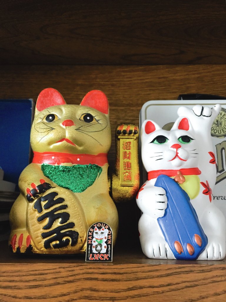 😻😻😻 We love cats. And dogs. But we collect "Lucky Cats", because I don't think they make "Lucky Dogs"? If you know differently please let us know! 🐶

The Lucky Cat pin available at... you know.
oddsandsods.co/product/lucky-…