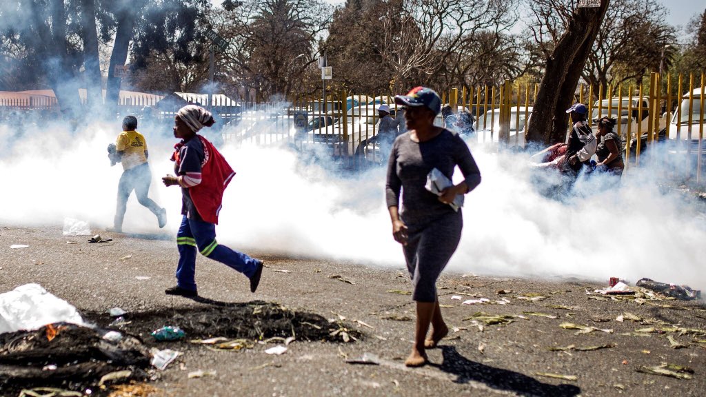 bbcswahili's tweet image. Afrika Kusini imegonga vichwa vya habari kufuatia ghasia dhidi ya wafanyabiashara wageni.
Mashambulizi haya ya chuki yamezua mjadala mkali mitandaoni chini ya vibwagizo hivi #SayNoToXenophobia #XenophobiaInSouthAfrica #XenophobicAttacks           #Xenophobia 
📸: Getty Images