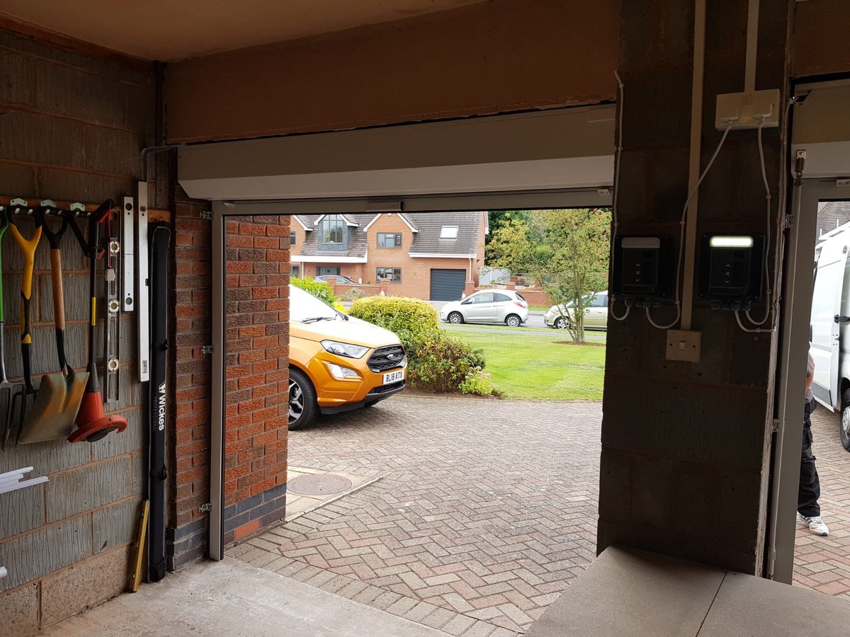⭐️Check out this fantastic installation⭐️Fully insulated automated roller door, fully automated automated with 2 remote controls. These doors are ideal for space saving! Many colours available! Give us a call on 02476353002 nuneatongaragedoors.co.uk