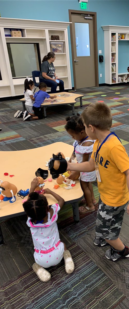 Having fun in library centers with @C_B_Fisher <a href="/PrinSchwartz/">Toni Schwartz</a> <a href="/BrenhamISD/">Brenham ISD</a> @BrenhamEclc #GreatThingsHappenHere