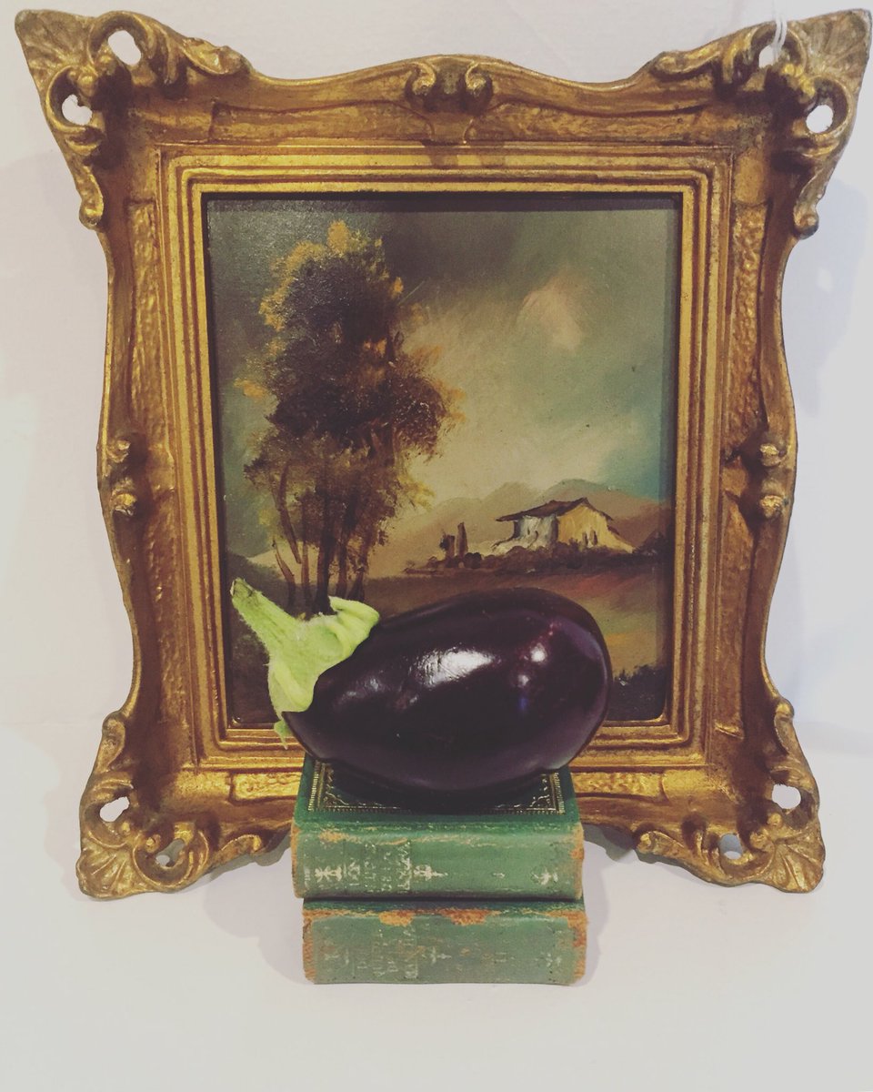 somervilletales's tweet image. “Graphic Miniature.” Scale: mid-sized feline. #tableau #tinyobjects #procrastination 🍆📚🖼