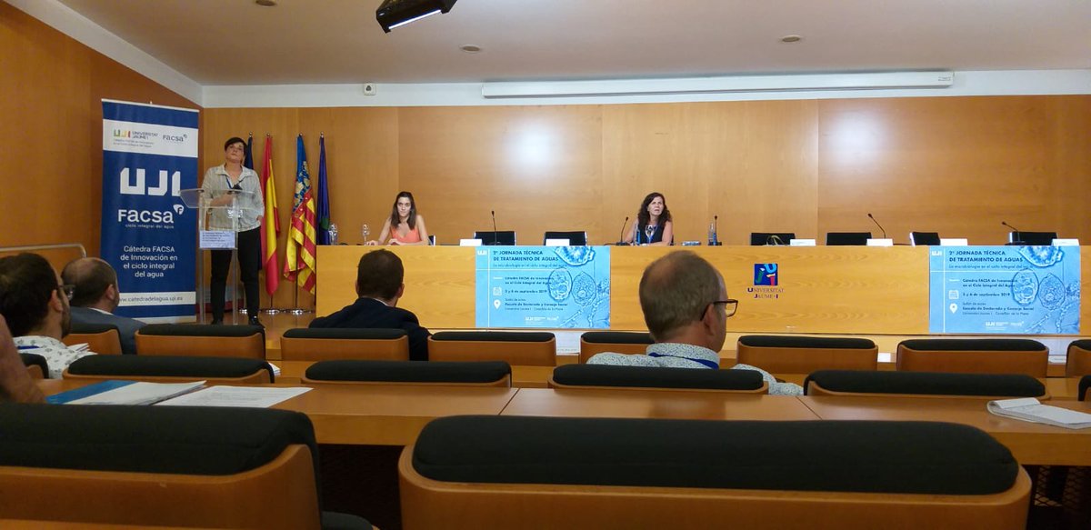 eurofins_iproma's tweet photo. Inma Solís, Directora Técnica del Área de Microbiología, presentando su perspectiva sobre la #microbiología actual en los laboratorios de control de aguas en la #JornadasCatedraFacsaUJI #CicloIntegralDelAgua #LaboratorioAcreditado https://t.co/DG0VsFJekI