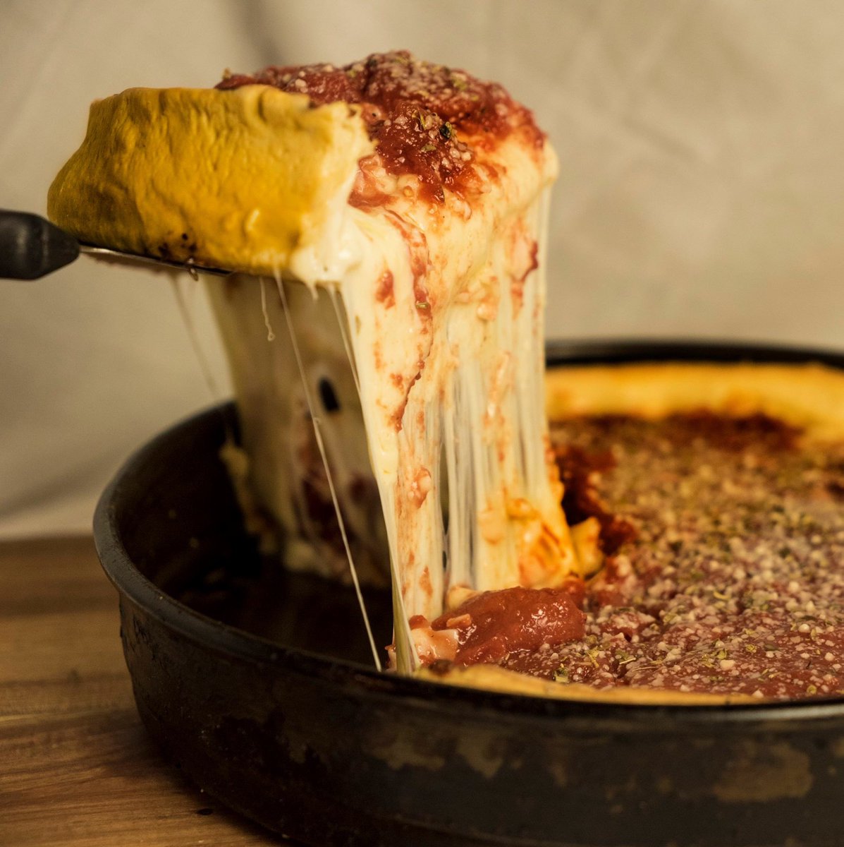 Celebrate National Cheese Pizza Day &amp; Kick-Off the NFL Season with ROSATI’S! #CheesePizzaDay🧀🍕 🏈
#KeepingItReal #RosatisPizza #NFL100 #Bears100 #BearsPackers