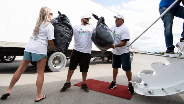 Six Nations businessman sending 3 jets with hurricane relief aid to Bahamas
cbc.ca/news/indigenou…