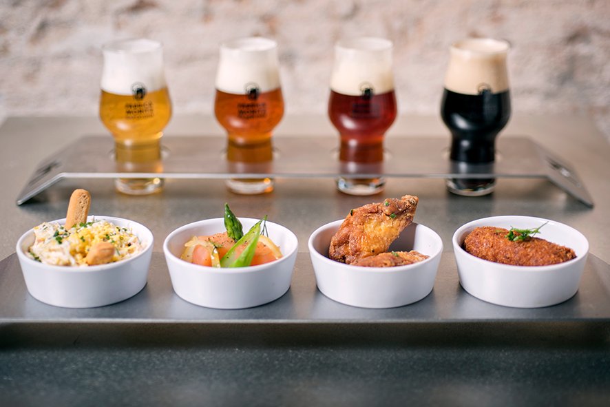 MoritzBarcelona's tweet image. 🍻CONCURS🍻 Regalem un tast per a 2 persones de 4 varietats de Moritz Fresca sense pasteuritzar maridades amb 4 platets elaborats pel Jordi Vilà a la Fàbrica Moritz Barcelona. Com pots participar? 1⃣Segueix-nos2⃣Fes RT3⃣Cita a la persona que vols que t'acompanyi. Sort!🍀