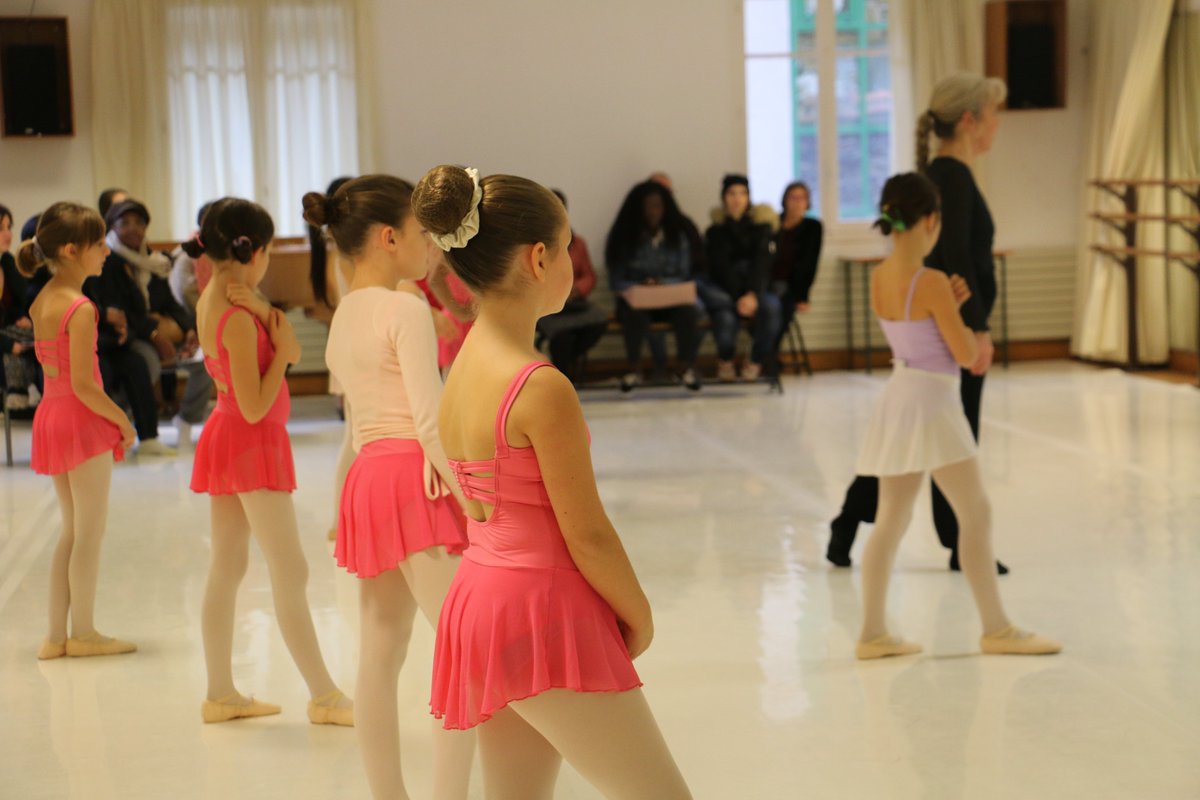 Nouveauté rentrée 2019 : Initiation danse en musique
> Explorer le corps et les sons à travers la créativité, l’autonomie, l’écoute de soi &amp; des autres
Pour les enfants de 6 ans 
🗓️Mardi 17h>18h
Atelier co-construit par le Conservatoire &amp; <a href="/LeTriangle/">Le Triangle</a> 
> shorturl.at/imuI4