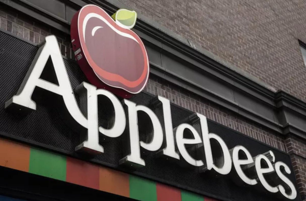 Z100NewYork's tweet image. #YUM! #Applebee's debuts $1 cocktail with 5 different types of alcohol 🍹
ihr.fm/2lBtAAn