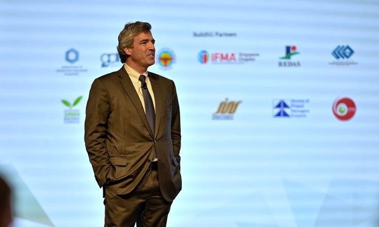 helixre's tweet photo. HELIX RE CEO Jamie Roche discussing buildings as data at the IBEW Singapore #BIM #PropTech #3dmodeling #digitaltwin #photogrammetry #buildingplans https://t.co/vrsB1vbgRi
