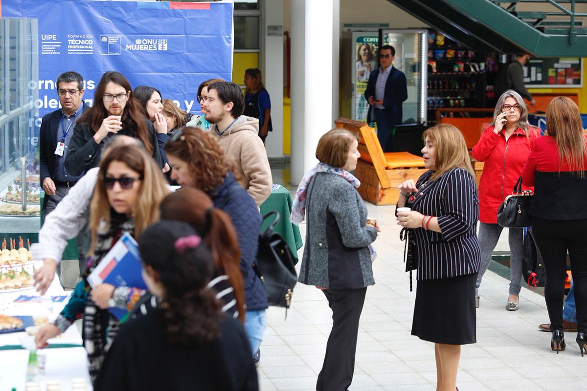 Mineduc's tweet photo. #EducaciónConEquidadDeGénero 🙋‍♀️
Hoy continúan jornadas de capacitación en violencia de género y protocolos contra el acoso.

📍Estamos en Antofagasta con más de 40 profesionales de Centros de Formación Técnica e Institutos Profesionales.

+ info https://t.co/6itOonxtsk https://t.co/bbnFnt7hQv