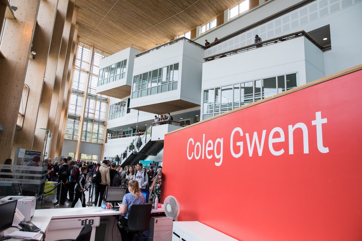 coleggwent_cym's tweet photo. Diolch i bawb a ddaeth i Ffair y Glas #PDBG heddiw! Peidiwch â phoeni os gwnaethoch ei methu, mae amser eto i ymuno â ni – ymgeisiwch nawr: https://t.co/m27sQjXMIT #Glasfyfyrwyr https://t.co/cKCRk1M9An