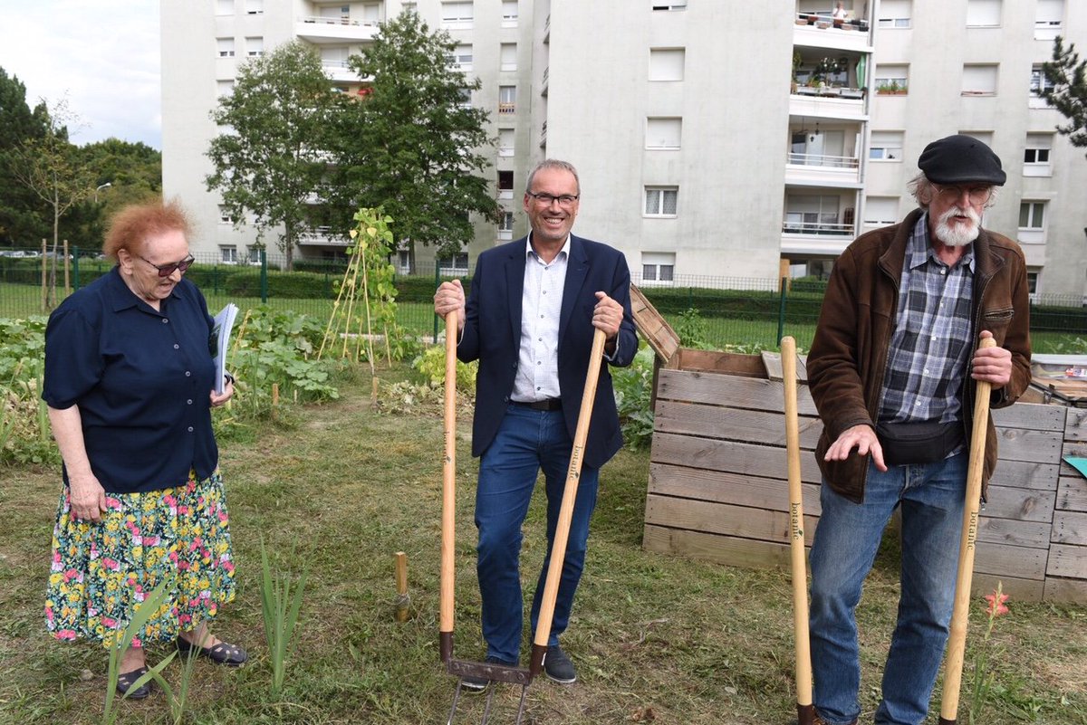 _ophea's tweet photo. #INAUGURATION Les #habitants de la #Musau #Strasbourg se dotent d'un potager partagé !👨🌾🌿 Une initiative du Conseil Citoyen Ampère, soutenue par CompoStra et #Ophéa ➡️Un lieu d'échanges, de lien social pour réinvestir l'espace public ! @PhilippeBIES @jbdambier https://t.co/Qy1RQwX9Pw