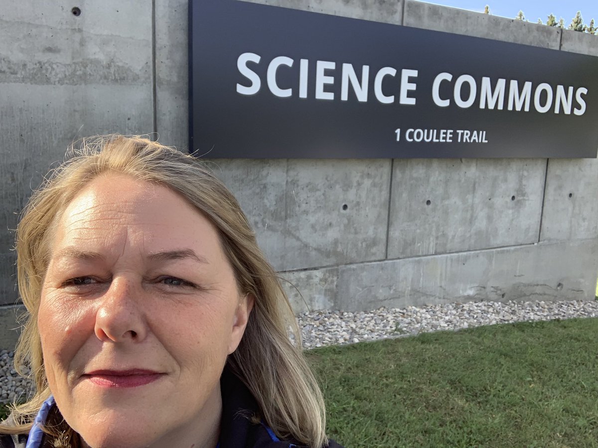nbuis's tweet photo. Helping our students find their way in our new science building today @ULethbridge! #uleth #yql #sciencecommons #BackToSchool https://t.co/LELUhqeoae