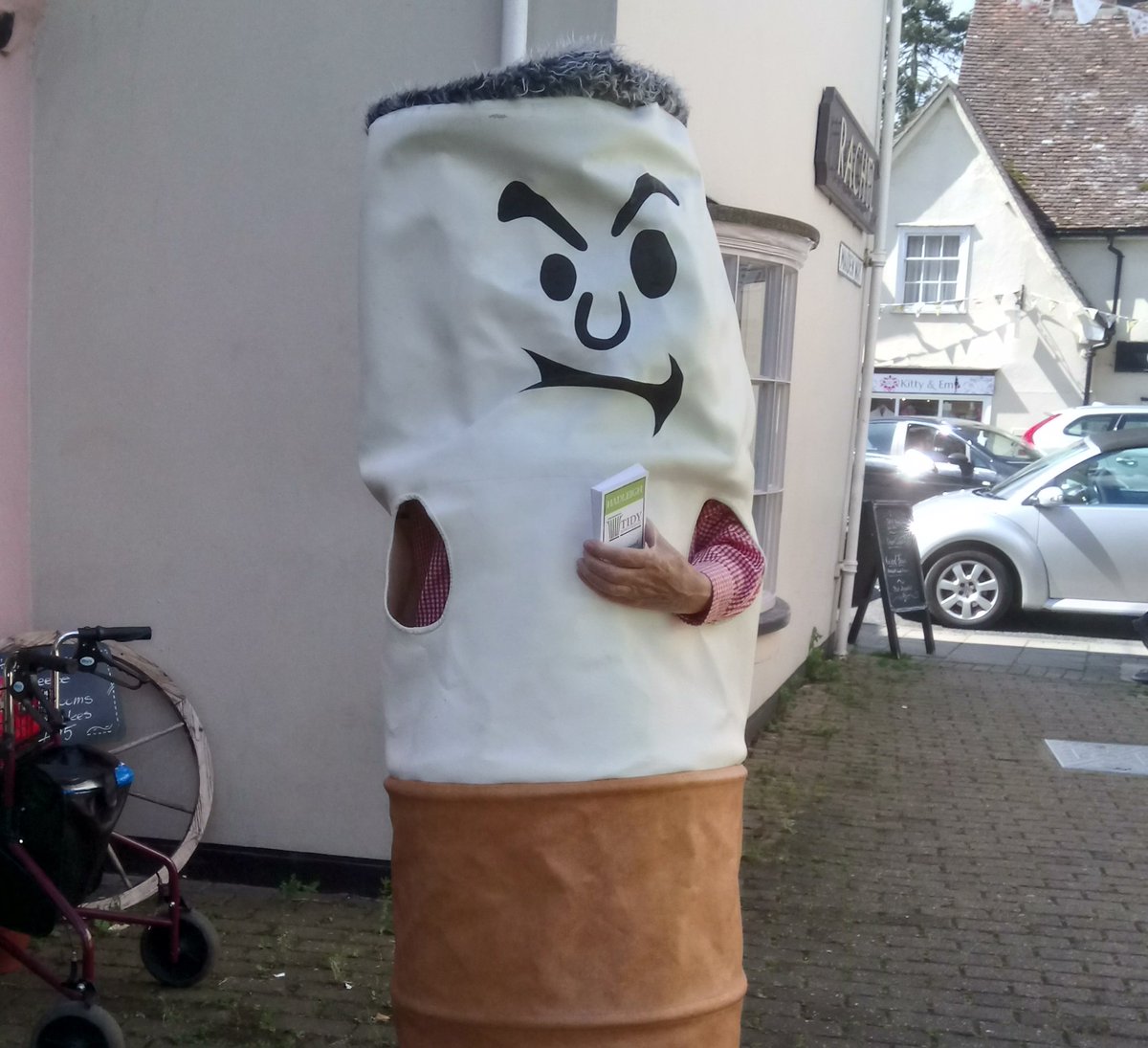 <a href="/UKrubbishwalks/">Rubbish Walks CIC</a>'s #BlitzTheButt day last month saw #Hadleigh Tidy Town volunteers visit local businesses to deliver Ash Tidies, having delivered hundreds throughout the year.

📢 Organise your own litter pick at babergh.gov.uk/communities/op…

<a href="/HadleighTC/">Hadleigh Town Council</a> <a href="/KeepBritainTidy/">Keep Britain Tidy</a>