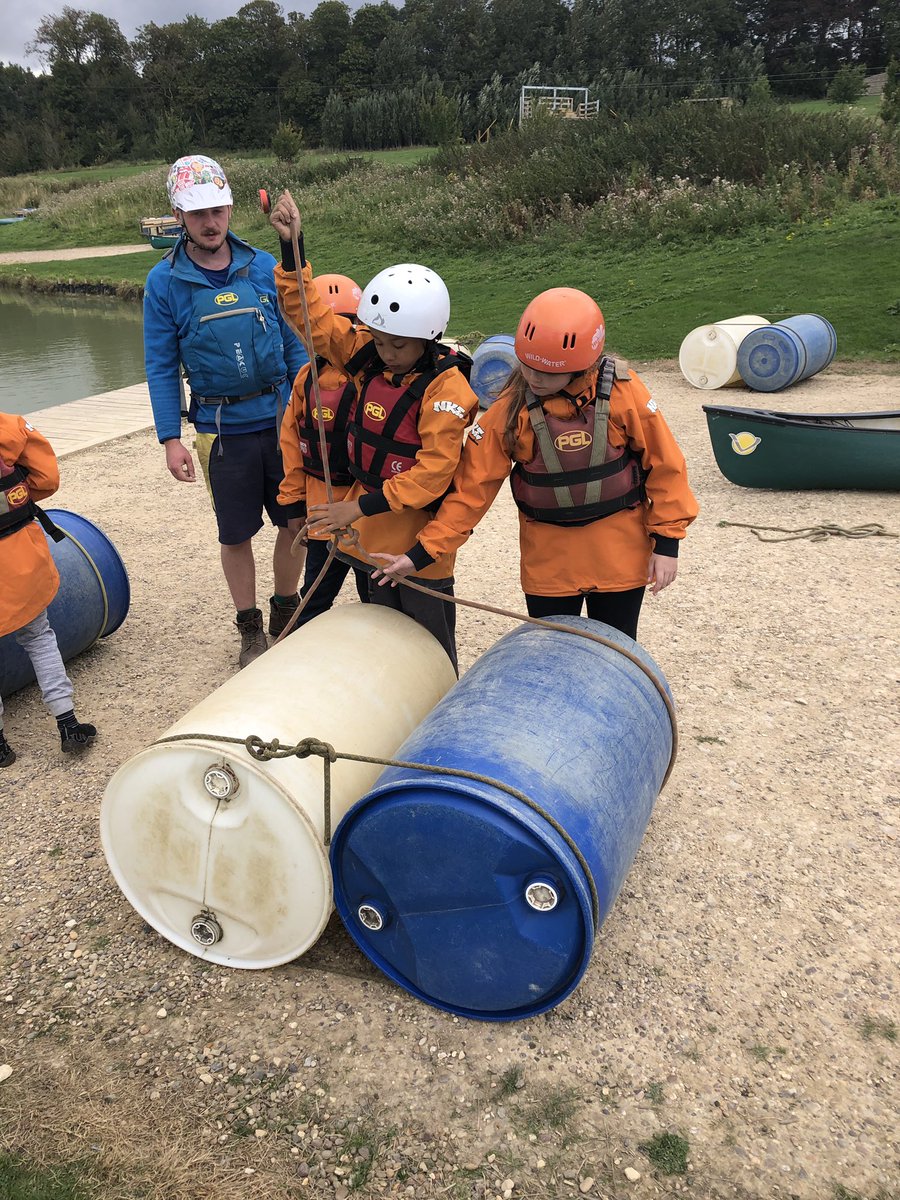 MrsHillWMPA's tweet image. The girls are on hand to help build the boy’s raft 😉 #teamwork #notafraidofhardwork #teamawesome @kestrelmead @Miss_RehalKMPA