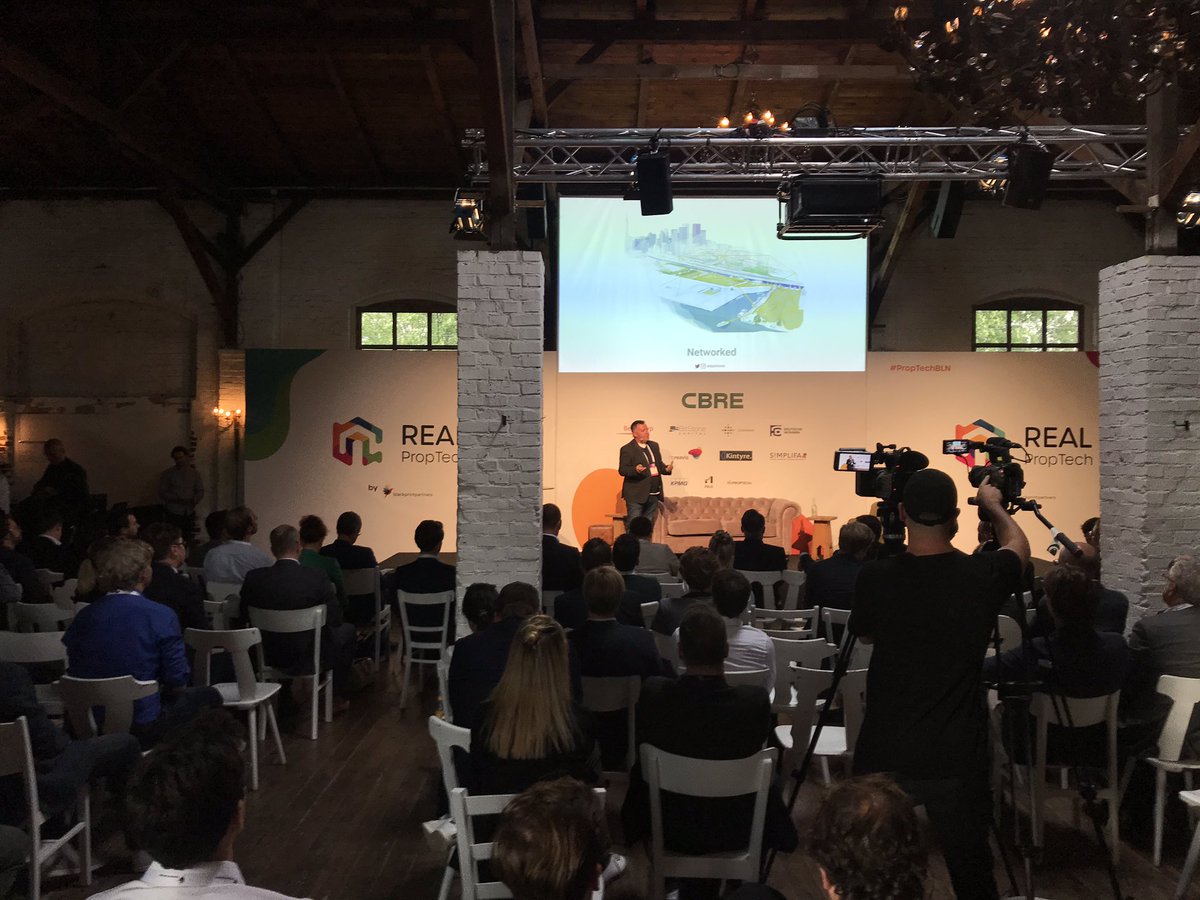 MartinPietzonka's tweet image. @edparsons von @Google über die #RealEstate Branche und #SmartCity bei #PropTechBLN:

Wir bauen nicht mehr nur statische Gebäude, sondern Gebäude und Quartiere, die miteinander vernetzt, effizient und nachhaltig sind

@Drees_Sommer #TheBlueWay #SmartBuilding #Sustainability