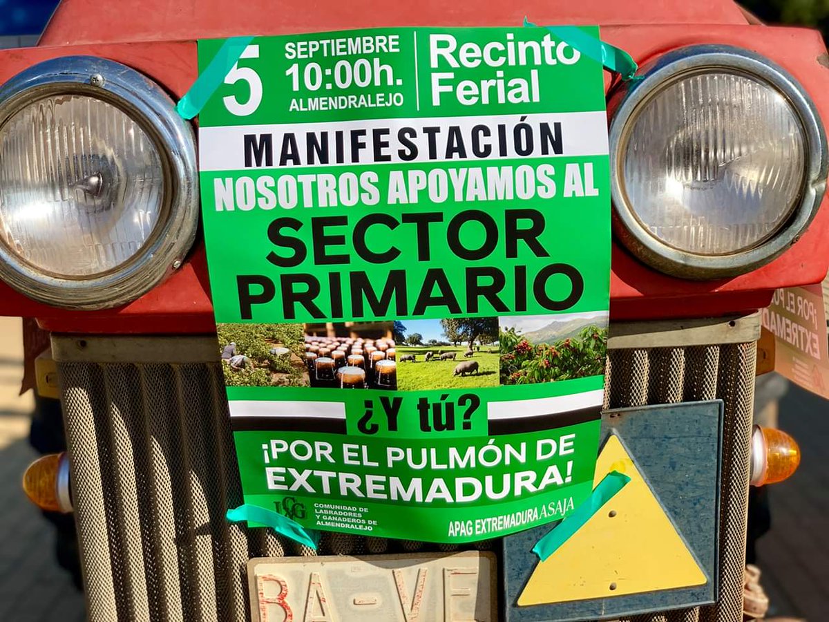 PP_Badajoz's tweet photo. Apoyando a nuestros agricultores en Almendralejo🚜Manifestación #Asaja #ComunidadLabradores #ApoyoAlSectorPrimario Dramática situación de nuestro campo. Sequía, costes de producción altos e ingresos bajando.Totalmente asfixiados! La Junta desaparecida abandonando al mundo rural p https://t.co/tG2sx5cblw