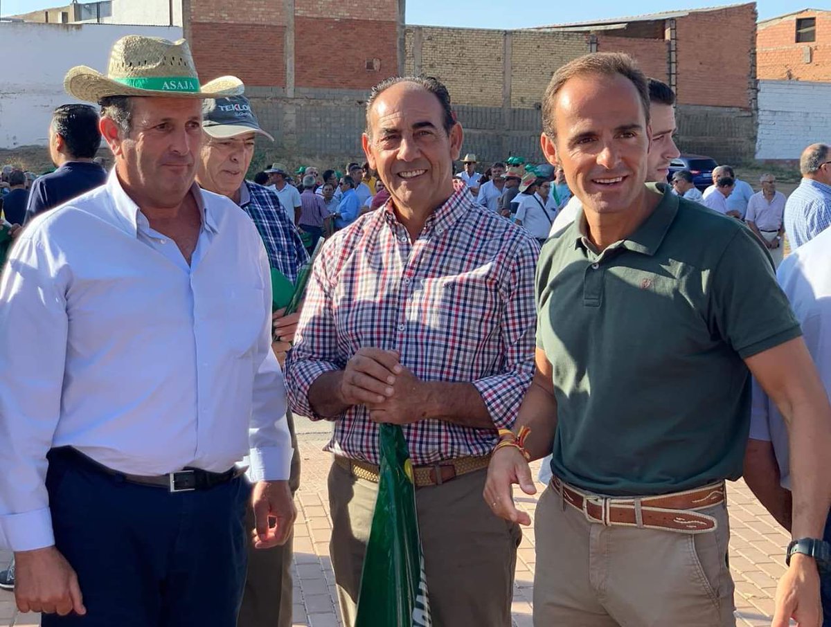 PP_Badajoz's tweet photo. Apoyando a nuestros agricultores en Almendralejo🚜Manifestación #Asaja #ComunidadLabradores #ApoyoAlSectorPrimario Dramática situación de nuestro campo. Sequía, costes de producción altos e ingresos bajando.Totalmente asfixiados! La Junta desaparecida abandonando al mundo rural p https://t.co/tG2sx5cblw