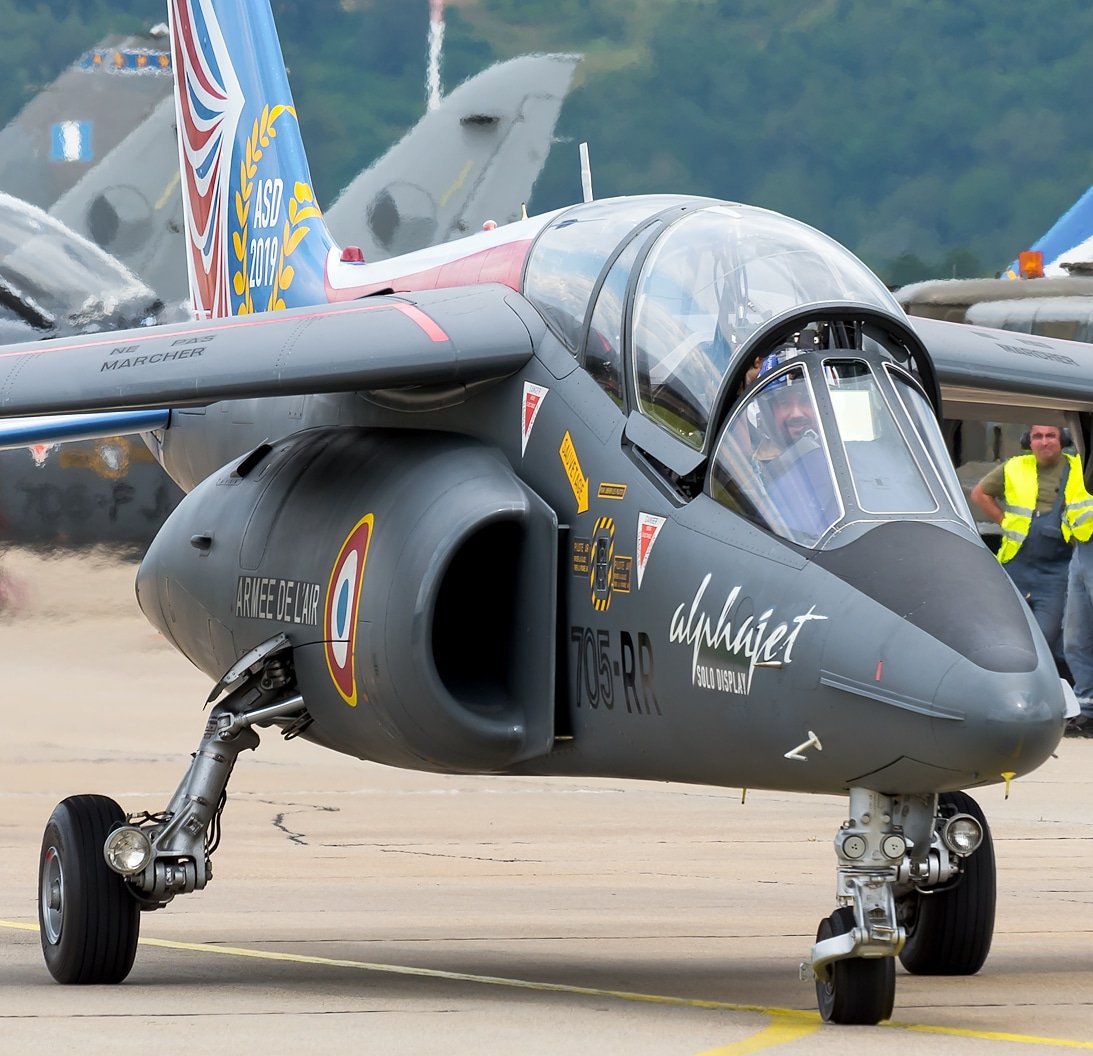 Spotterdiary2's tweet photo. French Air Force #dassaultdornier #alphajet #705RR lining up for it's display demo at #siaf2019.
#aviation #aviator #aviationpics #aircraftgallery #aviationdaily #planes #aircraft #avgeek https://t.co/9OoRcB37Gl