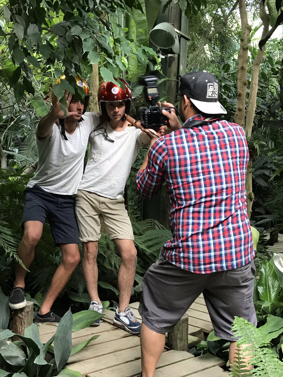En pleine séance shooting photo pour le nouveau calendrier de #ladalleangevine dans les serres tropicales du parc! <a href="/LaDalleAngevOFF/">La Dalle Angevine</a>