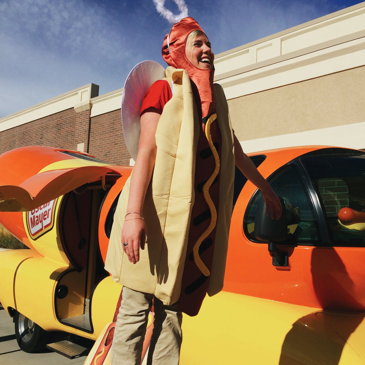 ChartwellsatCMU's tweet photo. hot diggity dog, we can't wait for tomorrow!
. . .
make sure to swing by merson courtyard from 1:00-4:00pm and snap a picture with the @oscarmayer weinermobile and @MrPeanut nutmobile.
. . .
#cmudining #cmu #cmu23 https://t.co/Ito5P7Ocfa