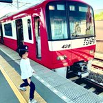 駅の前で、息子の写真を撮っていたらそっと駅員さんが息子に帽子を被せてくれた!