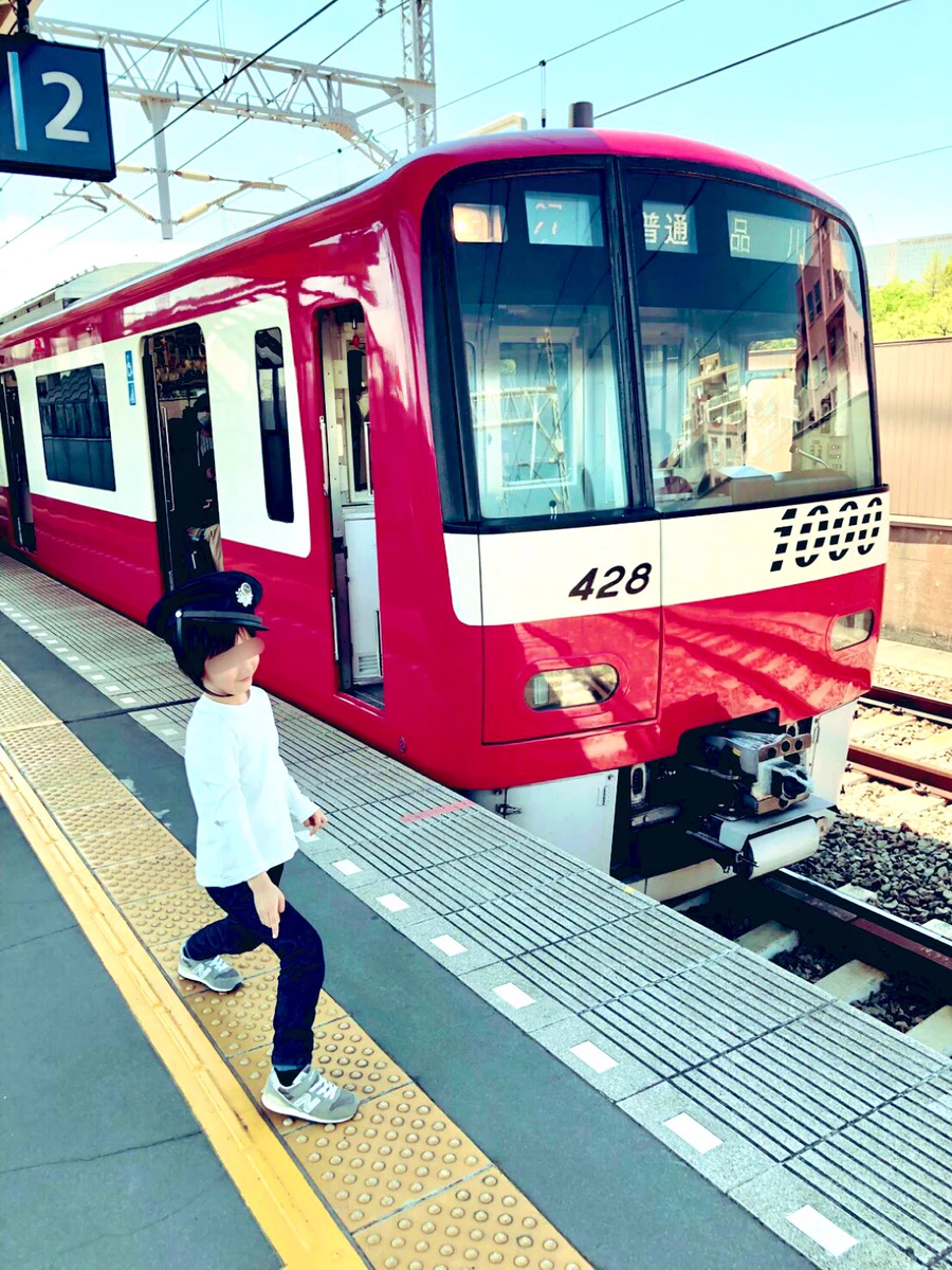 駅の前で、息子の写真を撮っていたらそっと駅員さんが息子に帽子を被せてくれた！