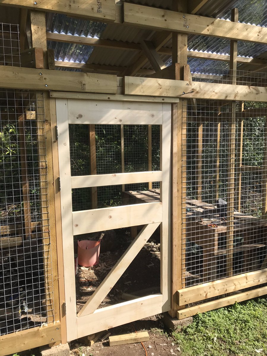 The woodland shelter door is on and swinging freely. It just needs boards and bolts. Time to mill some larch...
#shedbuilding #sheddoor #handmadedoor #woodlandworkshop