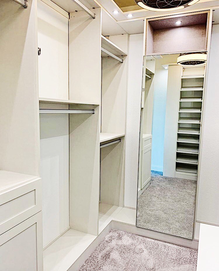 CalClosetsDFW's tweet image. Sleek valance lighting combined with these gorgeous chandeliers create an intimate closet space. 
Designed by Victoria Daigle

 #CaliforniaClosets #CaliforniaClosetsDallas #Dallas #DesignTrends #currentdesignsituation #homerenovation #closetgoals #dressingroom