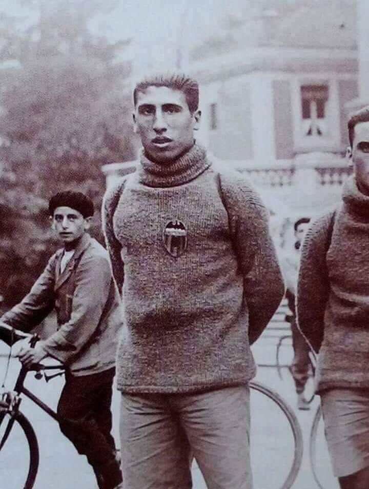YeeyoAlvarez's tweet photo. @SergioRamos ETERNO , 1903-04 @jpedrerol @elchiringuitotv  Rt https://t.co/sAeCZiurLS