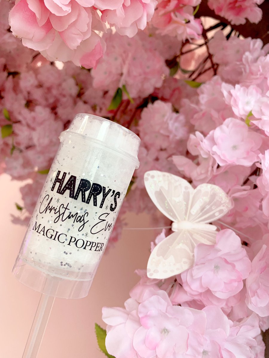 Finalising our Christmas Eve Poppers. Including our water soluble snow 😍 If you’ve purchased previously you will have the option to buy a refill pack which includes confetti and a sticker ❄️ #christmaseve #snow #watersolubleconfetti