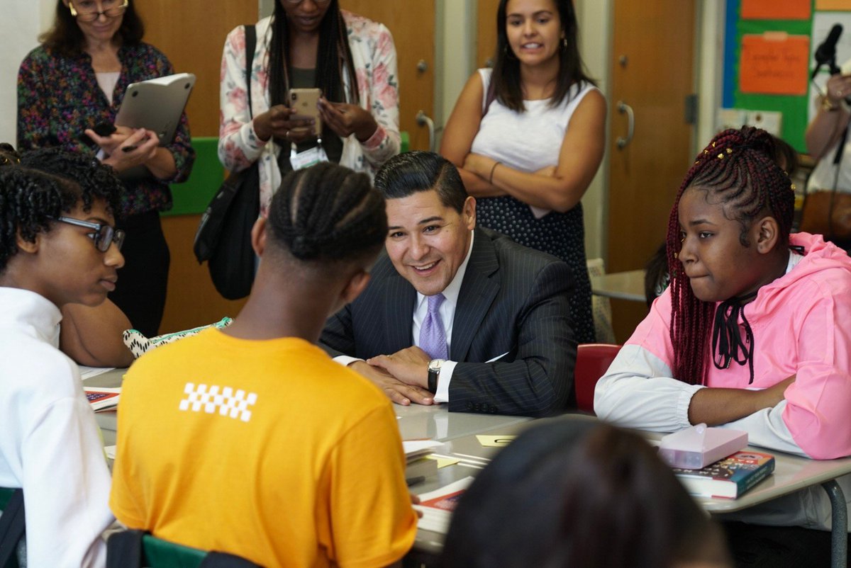 NYCSchools's tweet image. STOP 2: @DOEChancellor Carranza &amp;amp; @NYCMayor de Blasio visited students at the Urban Assembly HS of Music and Art #inBrooklyn on their first day of an #APforAll English class | #BackToSchoolNYC