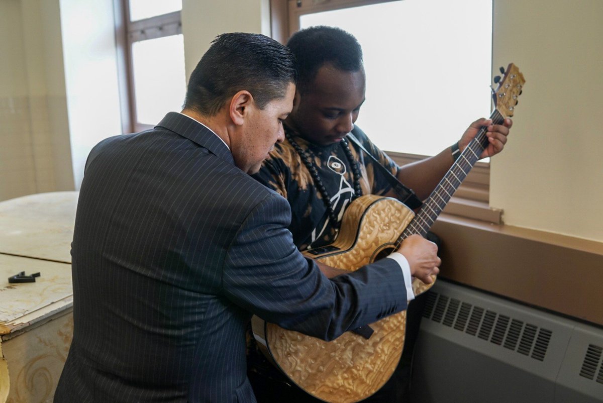 NYCSchools's tweet image. STOP 2: @DOEChancellor Carranza &amp;amp; @NYCMayor de Blasio visited students at the Urban Assembly HS of Music and Art #inBrooklyn on their first day of an #APforAll English class | #BackToSchoolNYC