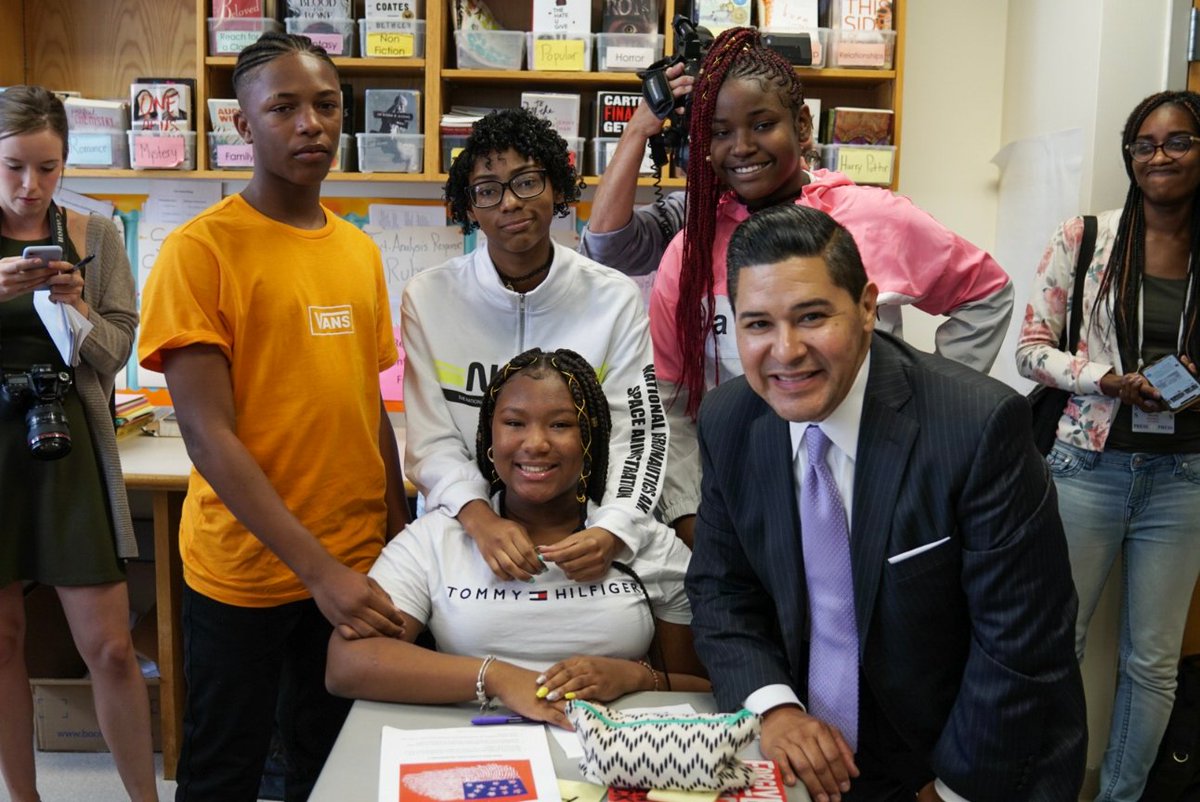 NYCSchools's tweet image. STOP 2: @DOEChancellor Carranza &amp;amp; @NYCMayor de Blasio visited students at the Urban Assembly HS of Music and Art #inBrooklyn on their first day of an #APforAll English class | #BackToSchoolNYC