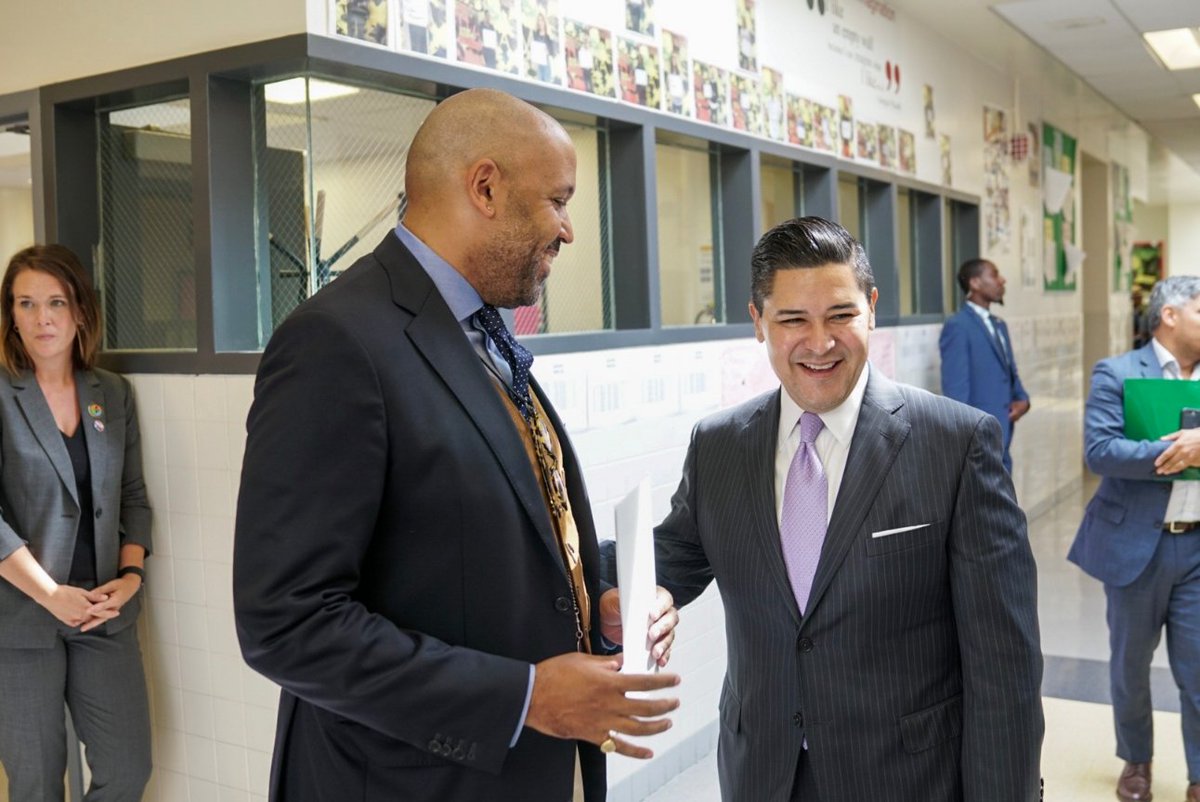 NYCSchools's tweet image. STOP 2: @DOEChancellor Carranza &amp;amp; @NYCMayor de Blasio visited students at the Urban Assembly HS of Music and Art #inBrooklyn on their first day of an #APforAll English class | #BackToSchoolNYC